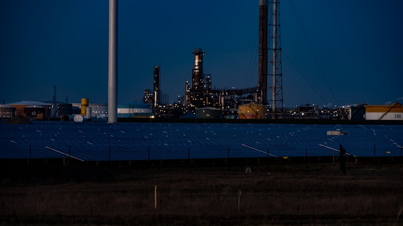 Planta industrial em operação contínua